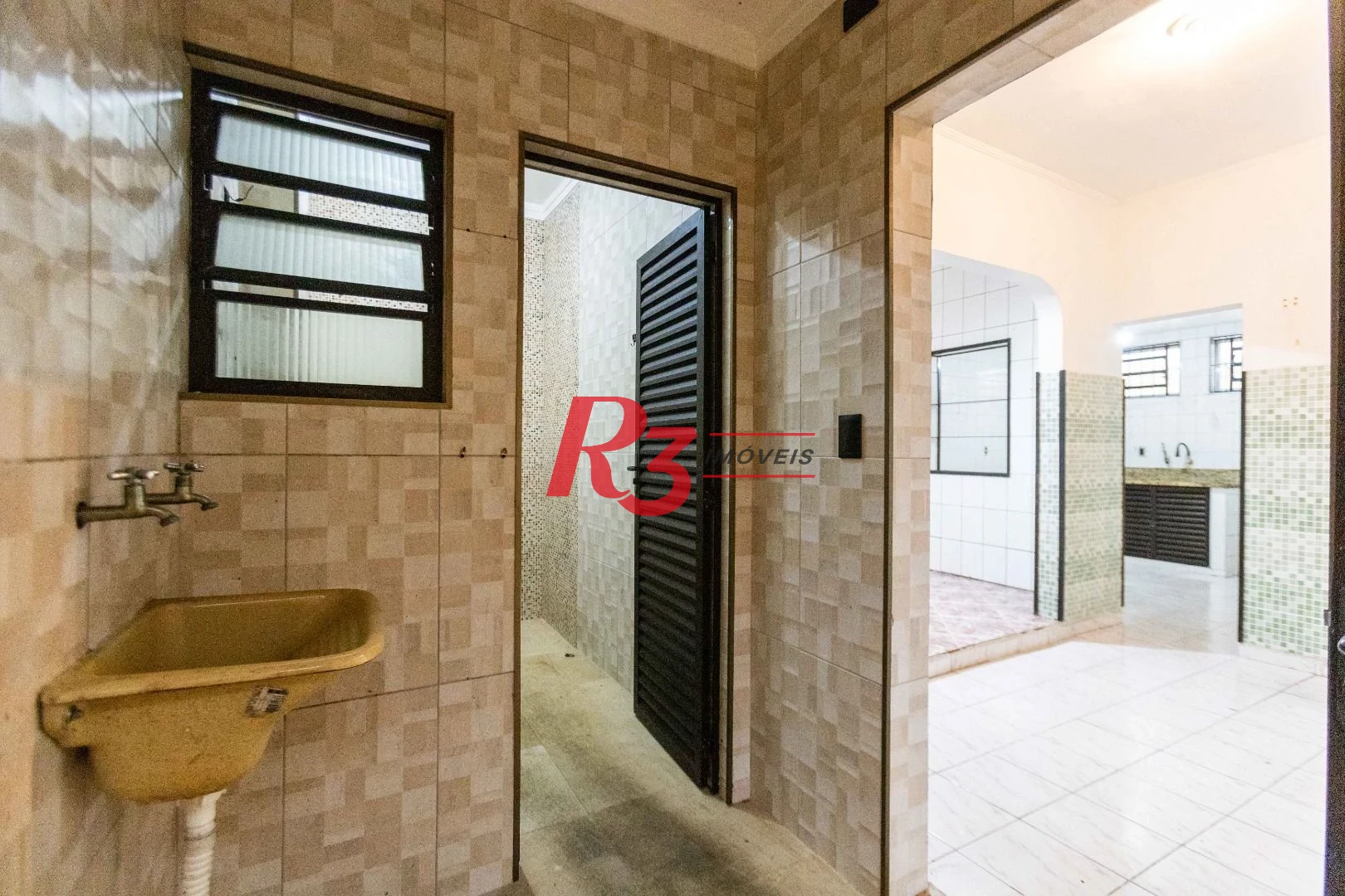 Casa com 2 dormitórios à venda, 64 m² por R$ 320.000,00 - Vila Marlthiaa - Santos/SP