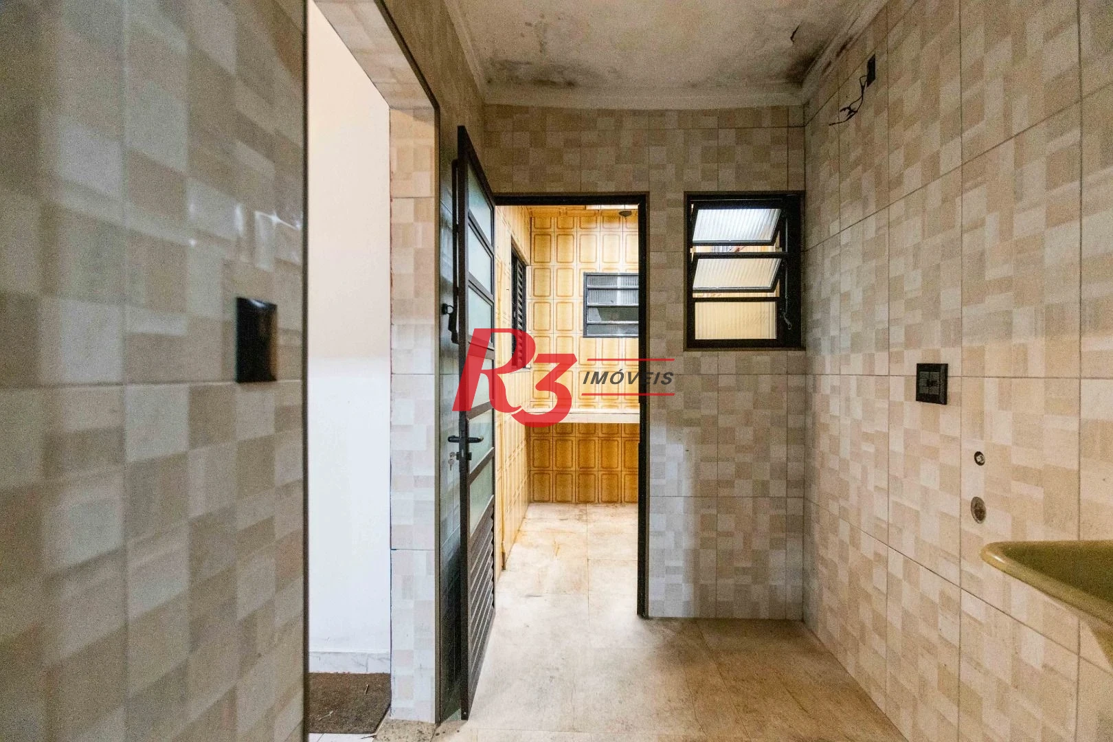 Casa com 2 dormitórios à venda, 64 m² por R$ 320.000,00 - Vila Marlthiaa - Santos/SP