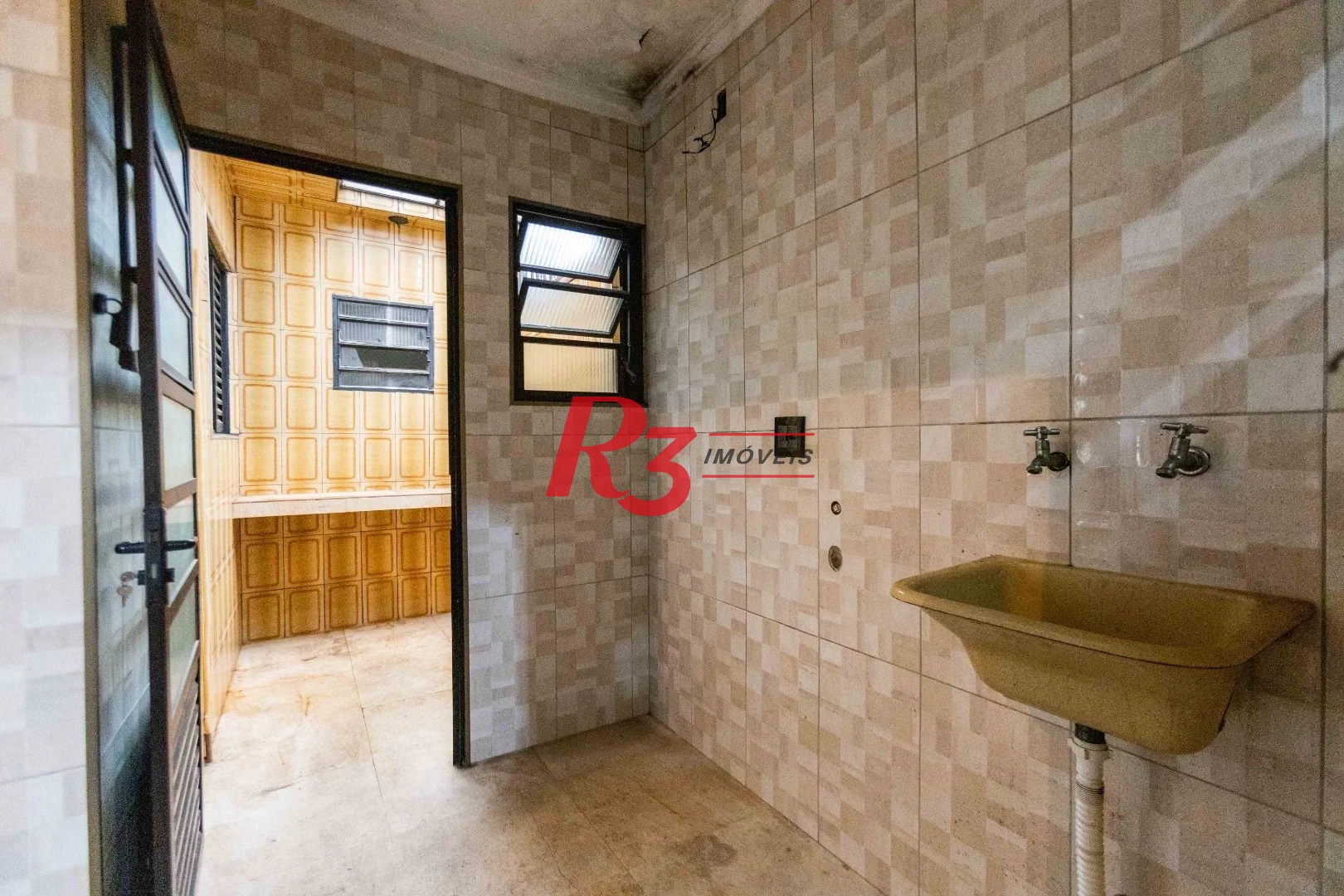 Casa com 2 dormitórios à venda, 64 m² por R$ 320.000,00 - Vila Marlthiaa - Santos/SP