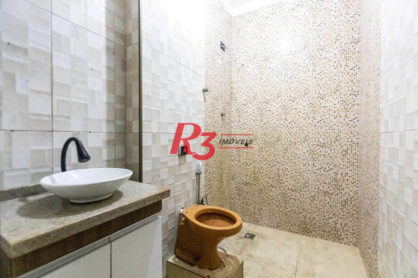 Casa com 2 dormitórios à venda, 64 m² por R$ 320.000,00 - Vila Marlthiaa - Santos/SP