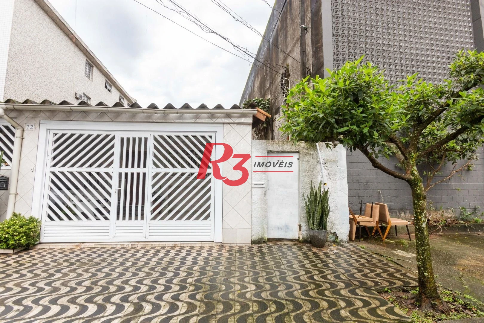 Casa com 2 dormitórios à venda, 64 m² por R$ 320.000,00 - Vila Marlthiaa - Santos/SP
