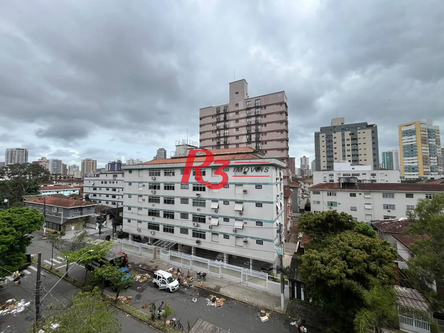 Apartamento de 3 dormitórios à venda no Embaré + dependência completa