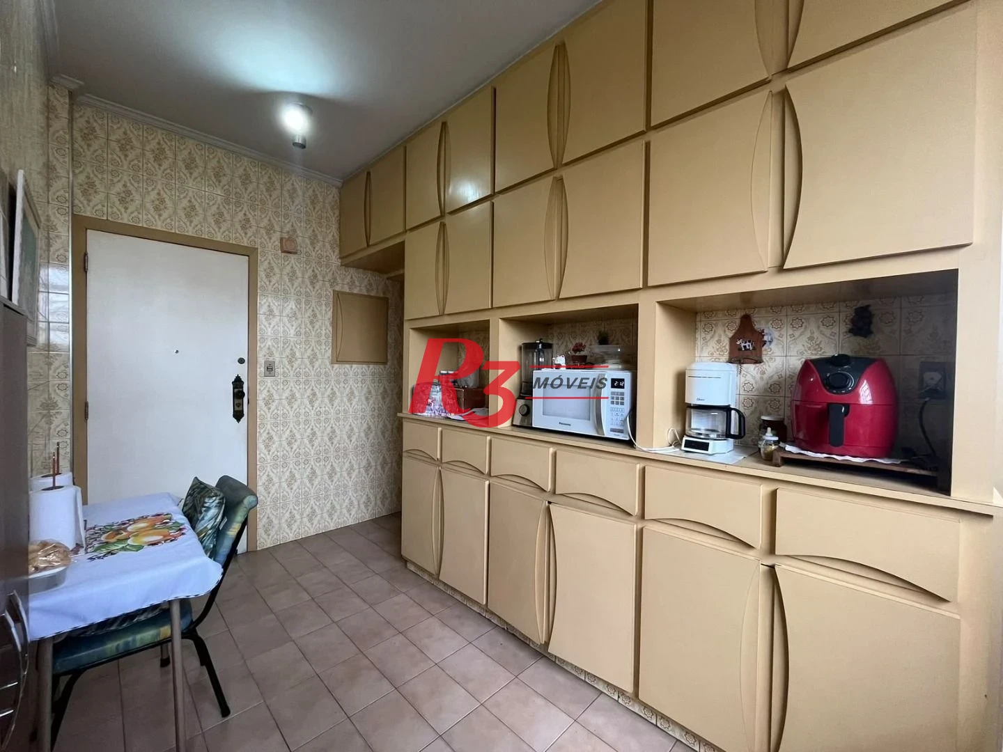 Apartamento de 3 dormitórios à venda no Embaré + dependência completa