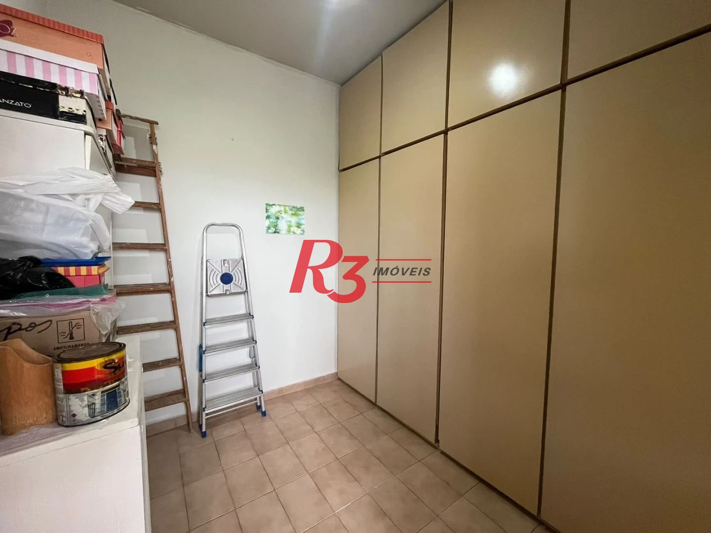 Apartamento de 3 dormitórios à venda no Embaré + dependência completa