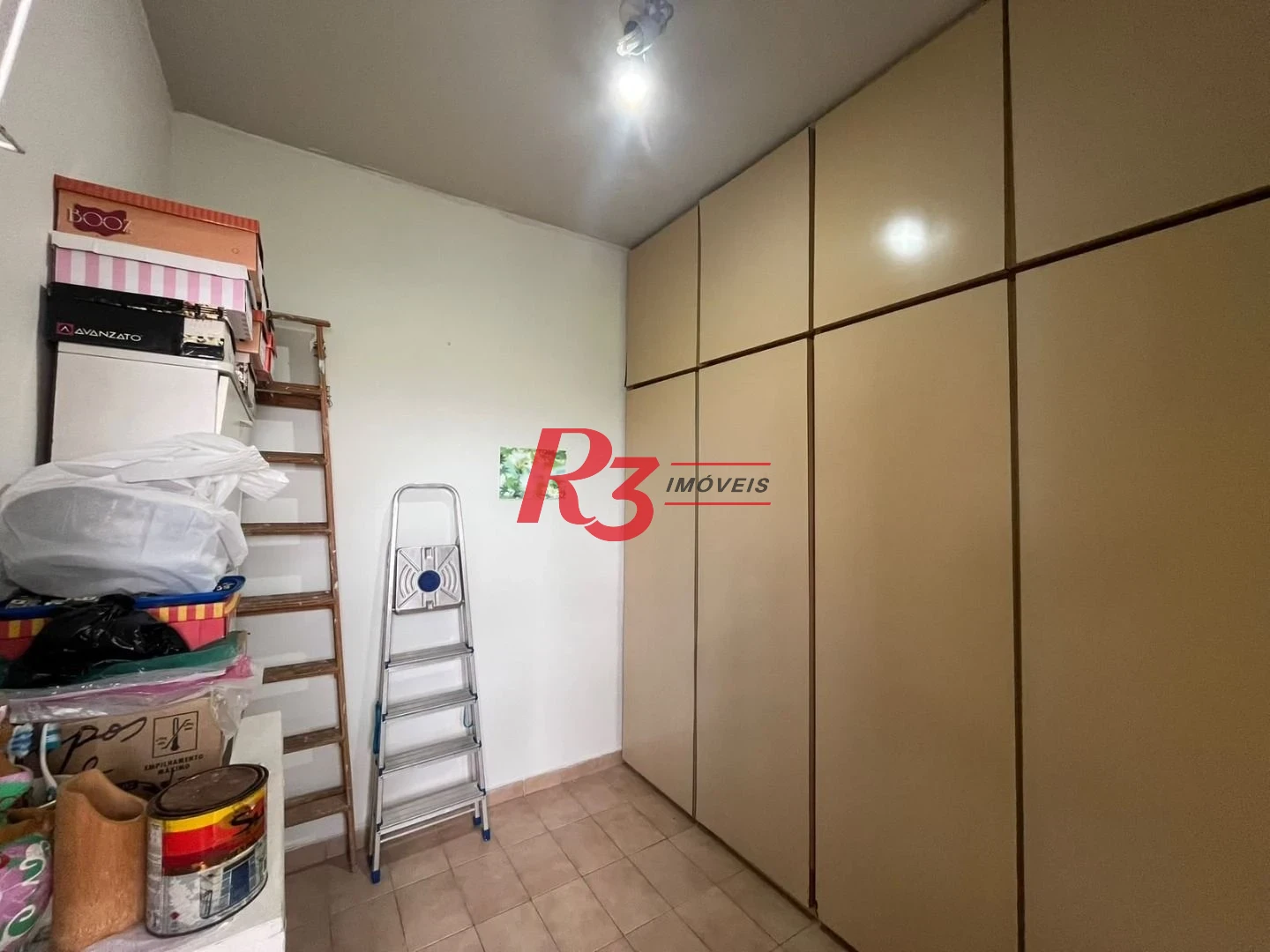 Apartamento de 3 dormitórios à venda no Embaré + dependência completa