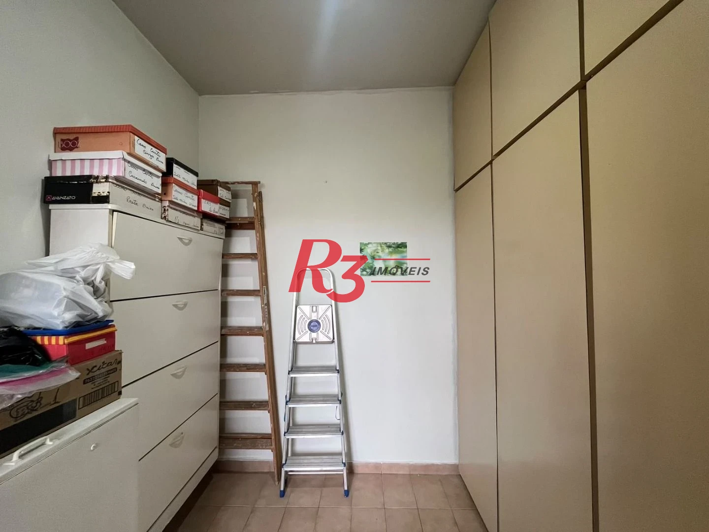 Apartamento de 3 dormitórios à venda no Embaré + dependência completa