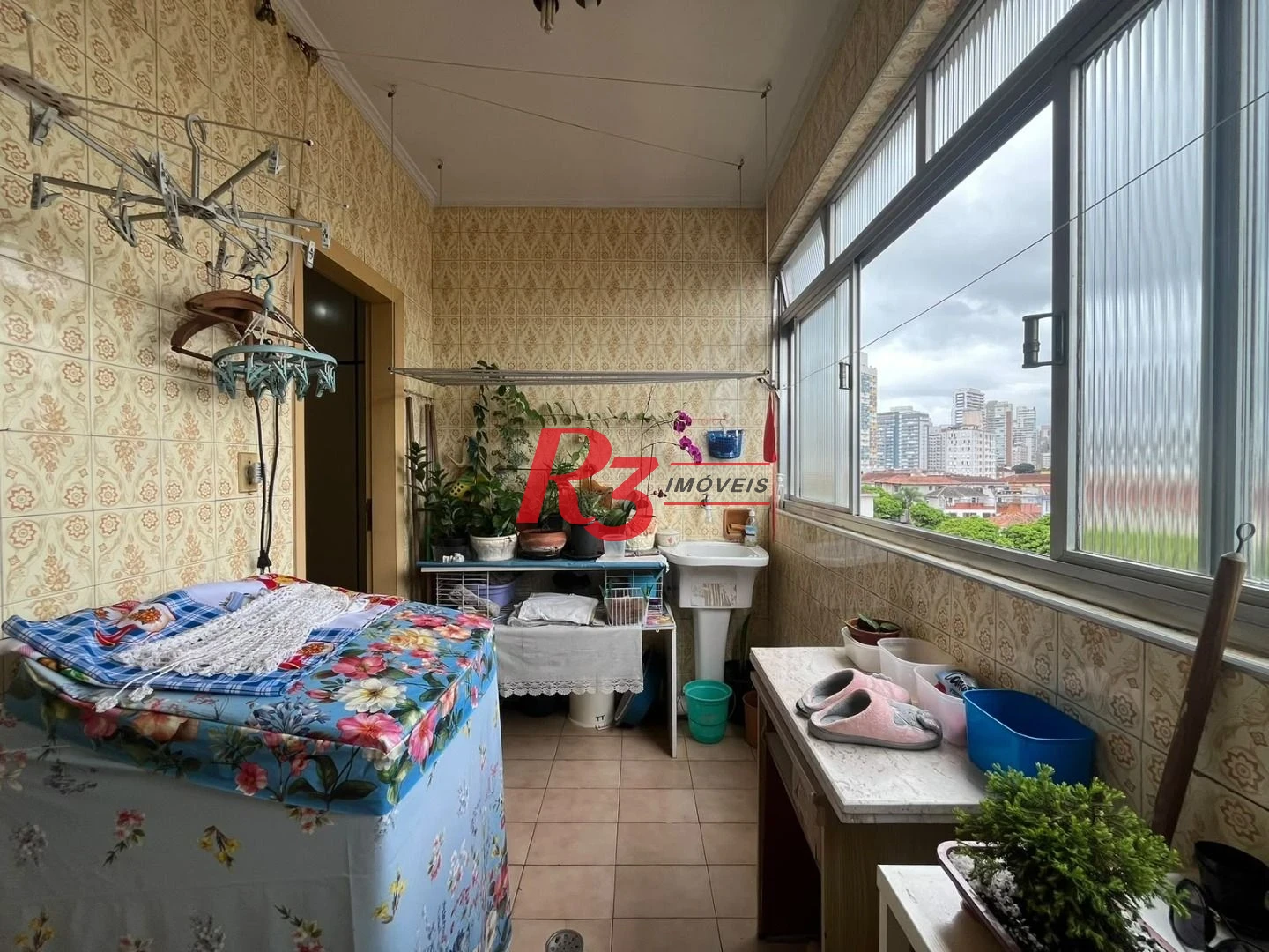 Apartamento de 3 dormitórios à venda no Embaré + dependência completa