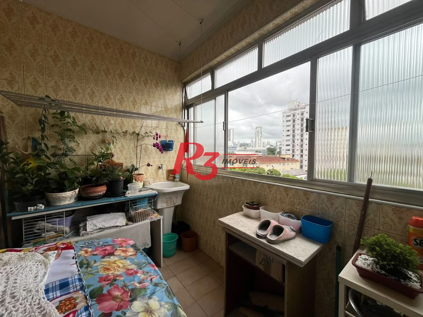 Apartamento de 3 dormitórios à venda no Embaré + dependência completa