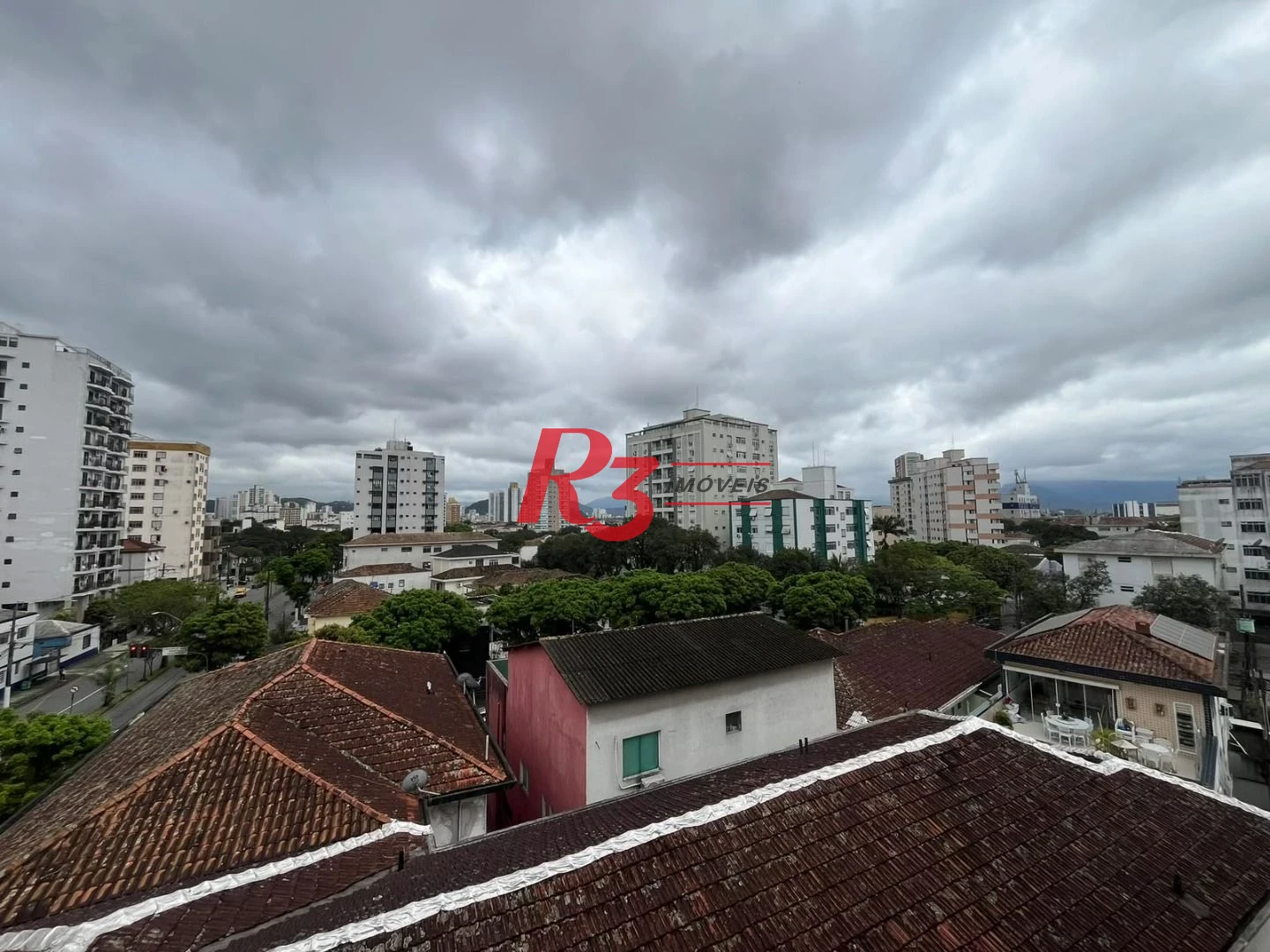 Apartamento de 3 dormitórios à venda no Embaré + dependência completa