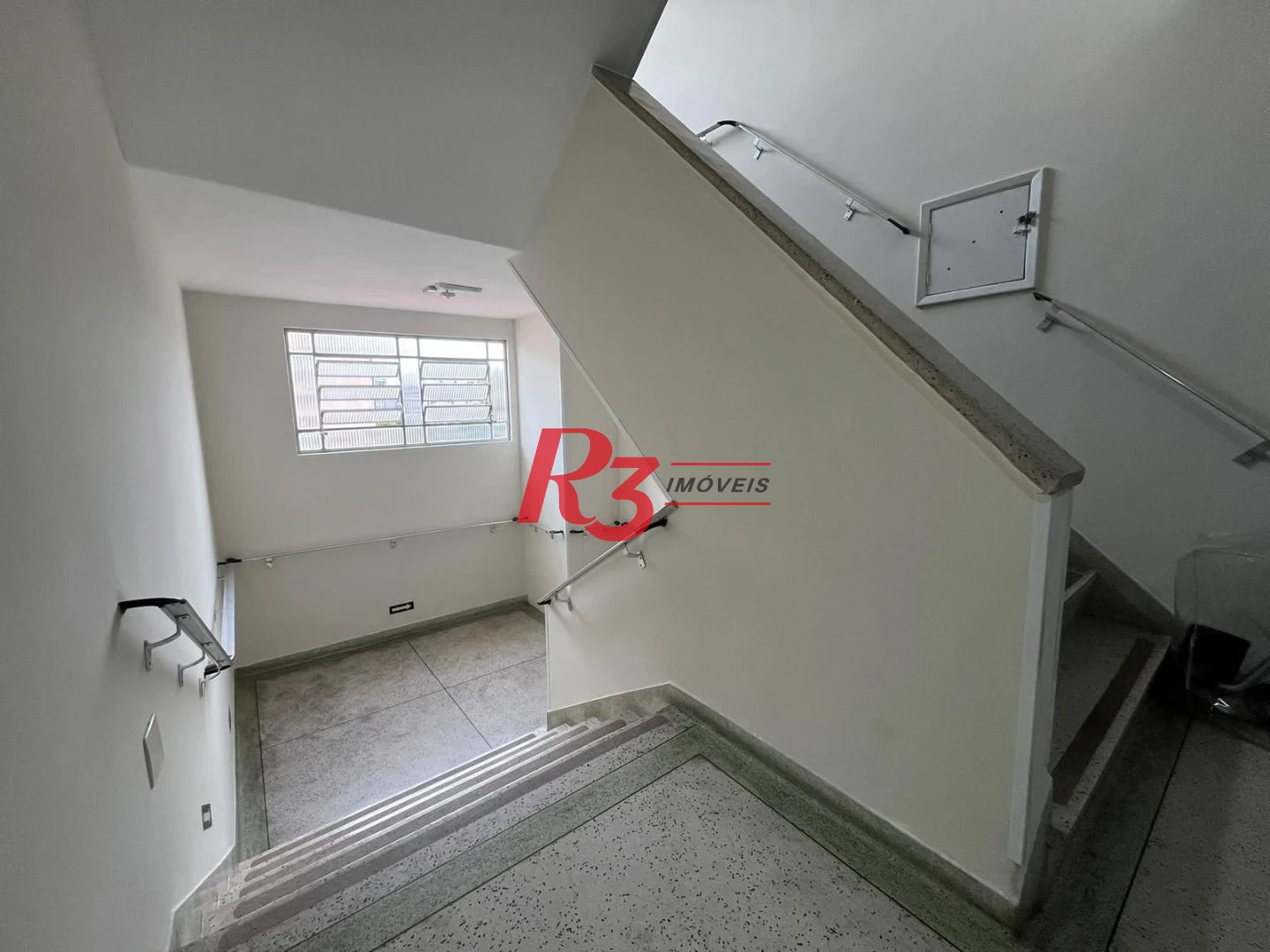 Apartamento de 3 dormitórios à venda no Embaré + dependência completa