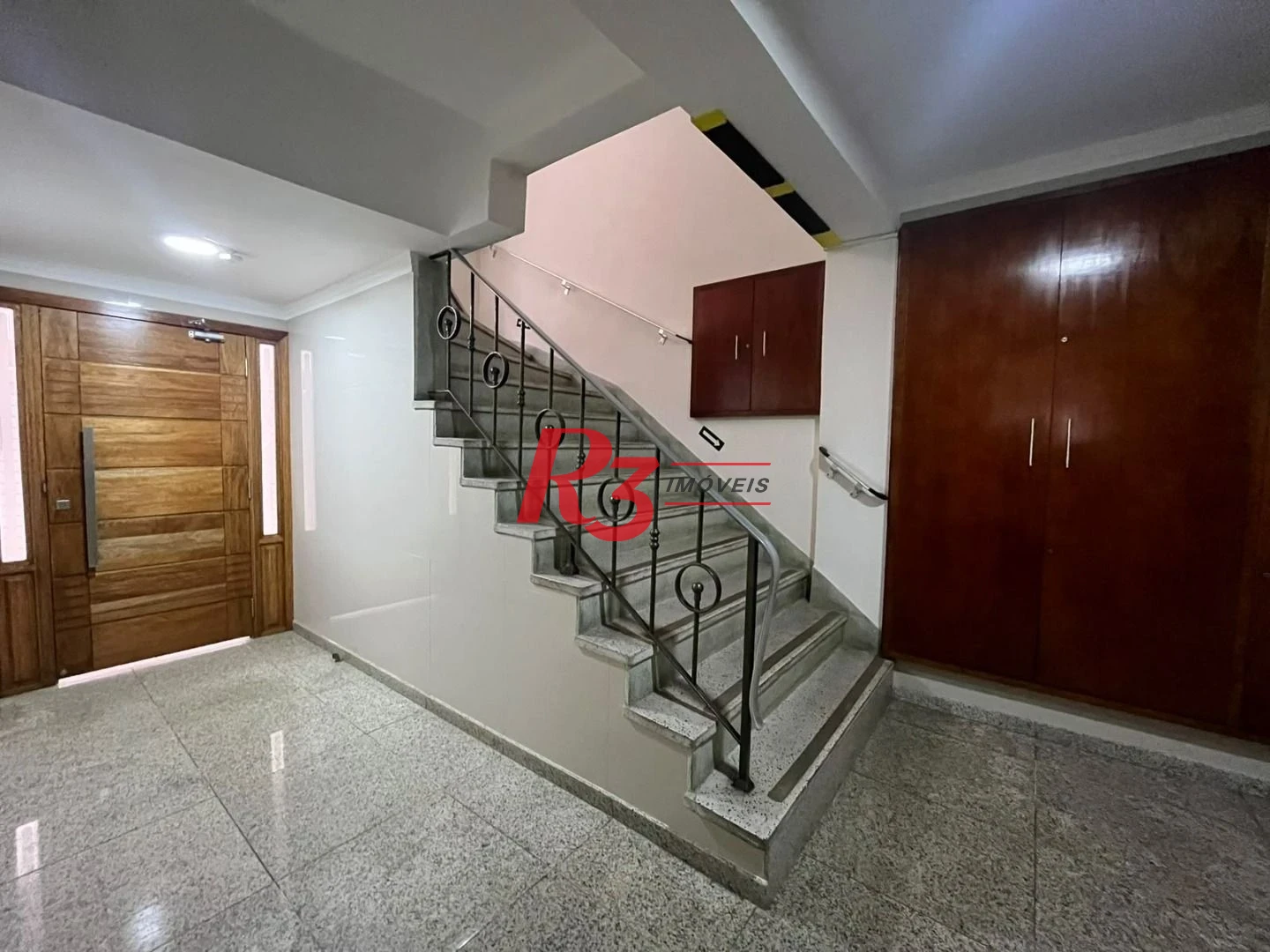 Apartamento de 3 dormitórios à venda no Embaré + dependência completa