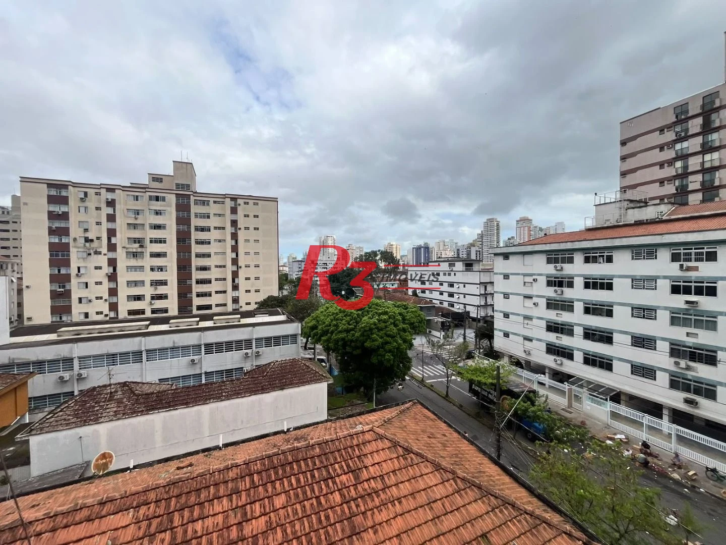 Apartamento de 3 dormitórios à venda no Embaré + dependência completa