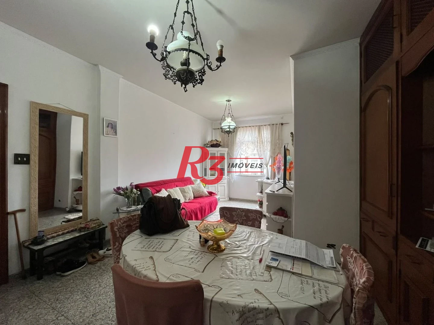 Apartamento de 3 dormitórios à venda no Embaré + dependência completa