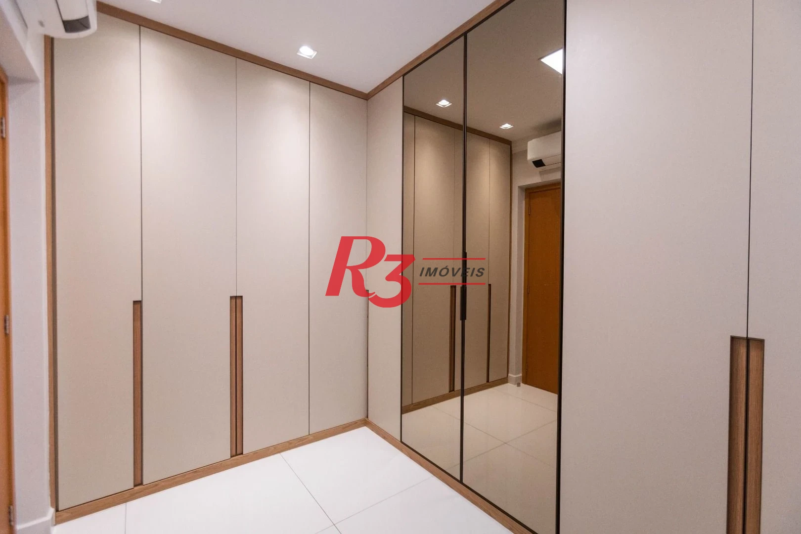 Apartamento com 2 dormitórios à venda, 76 m² por R$ 1.500.000,00 - Gonzaga - Santos/SP