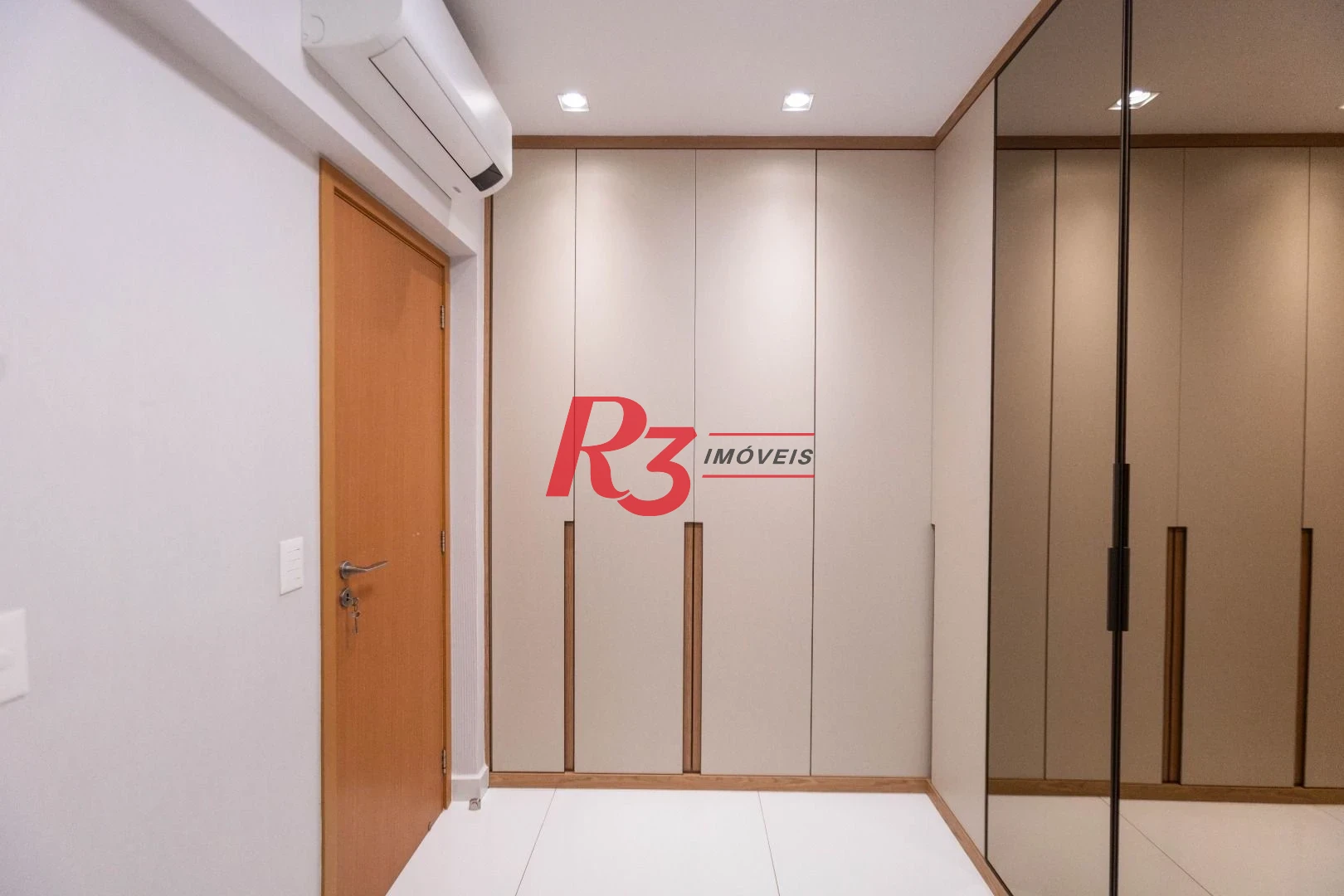 Apartamento com 2 dormitórios à venda, 76 m² por R$ 1.500.000,00 - Gonzaga - Santos/SP