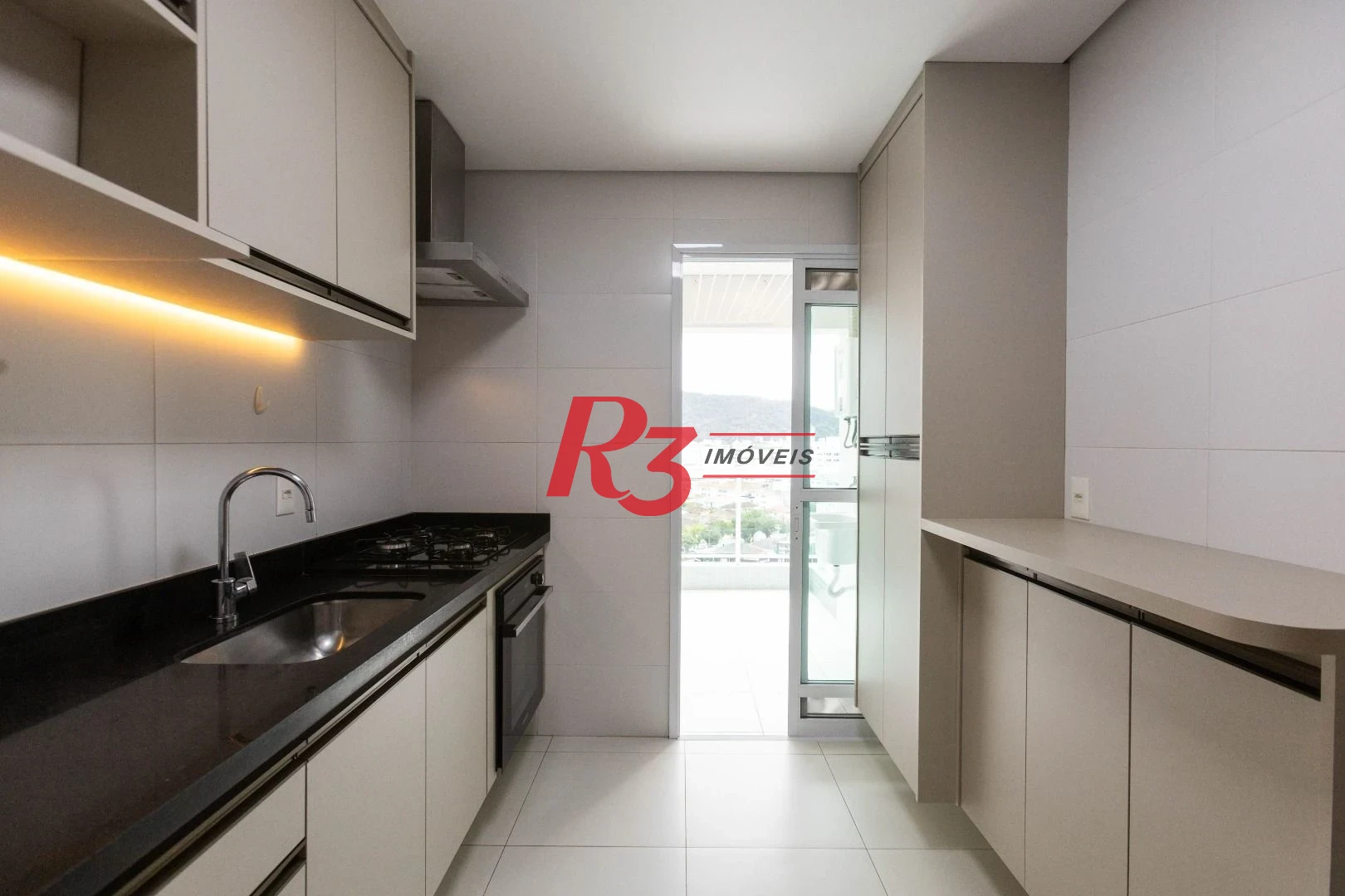 Apartamento com 2 dormitórios à venda, 76 m² por R$ 1.500.000,00 - Gonzaga - Santos/SP