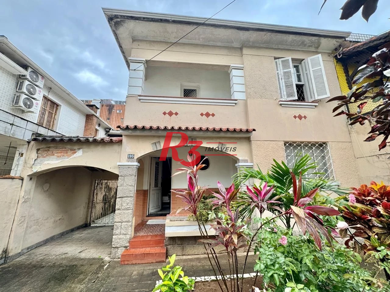 Casa com 3 dormitórios à venda, 180 m² por R$ 920.000,00 - Campo Grande - Santos/SP