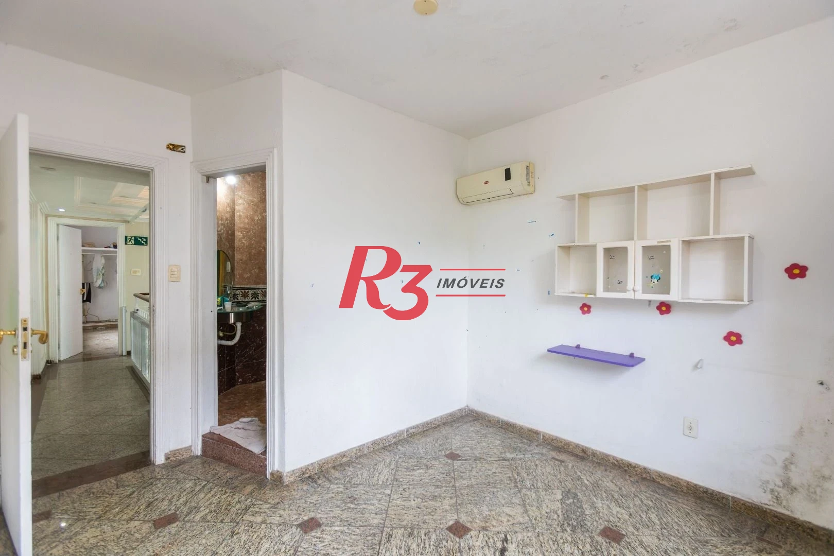 Sobrado com 3 dormitórios à venda, 260 m² por R$ 1.810.000,00 - Ponta da Praia - Santos/SP