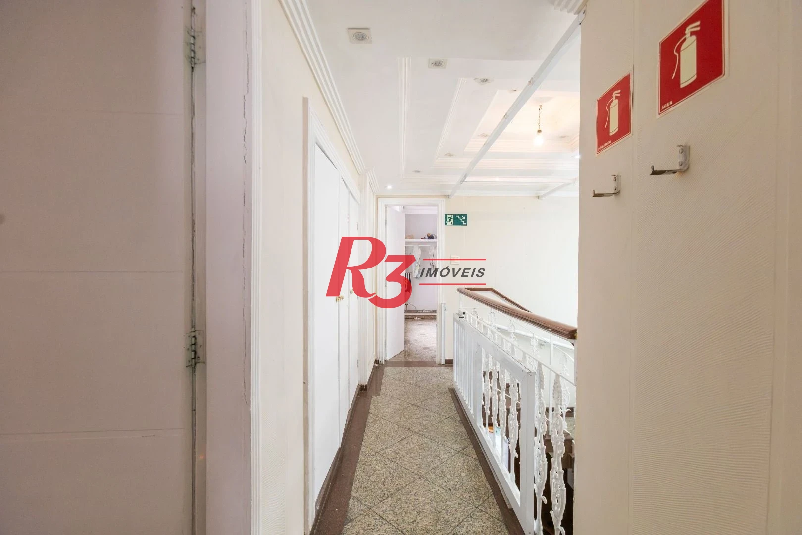Sobrado com 3 dormitórios à venda, 260 m² por R$ 1.810.000,00 - Ponta da Praia - Santos/SP