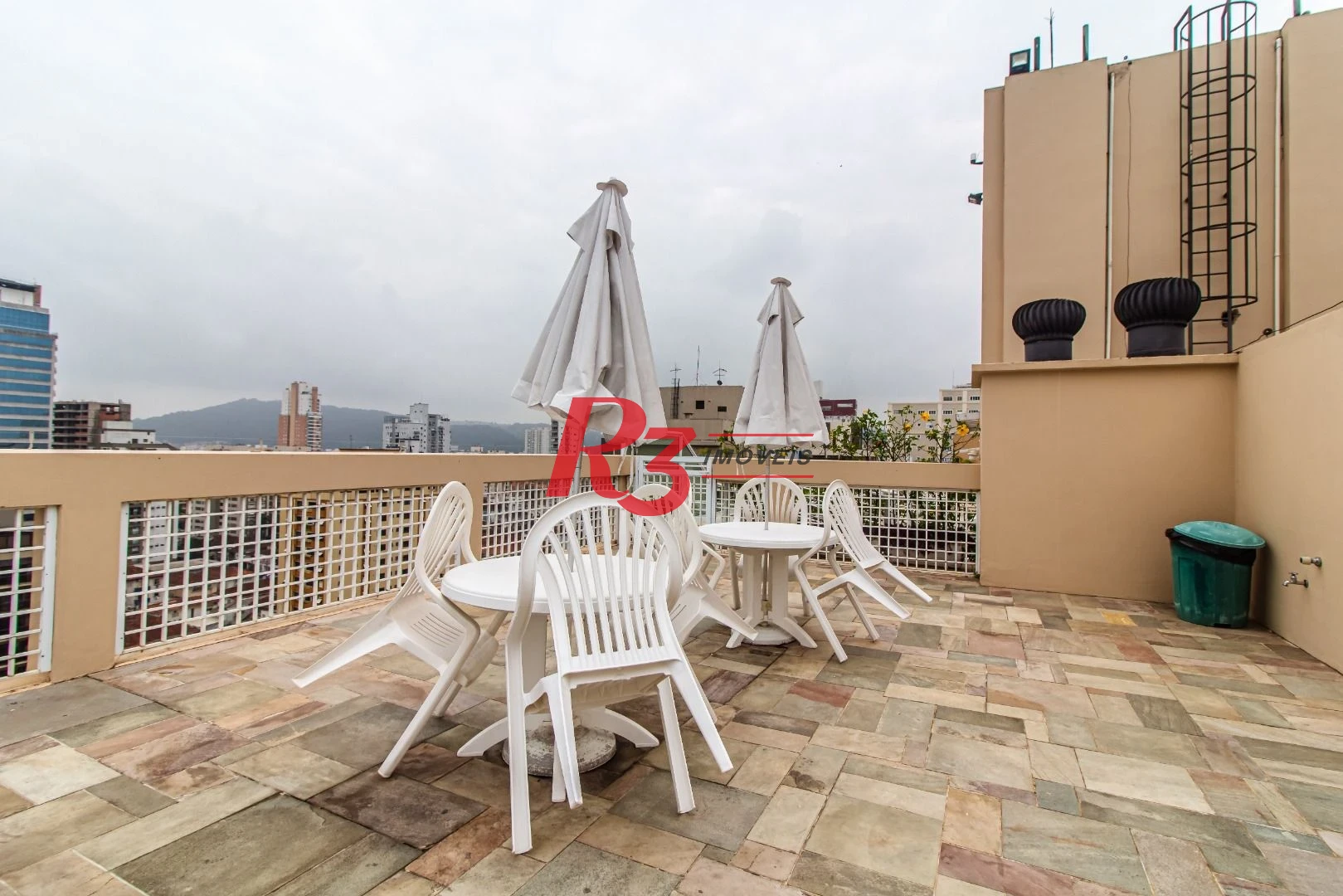 Apartamento com 2 dormitórios à venda, 70 m² por R$ 700.000,00 - Gonzaga - Santos/SP