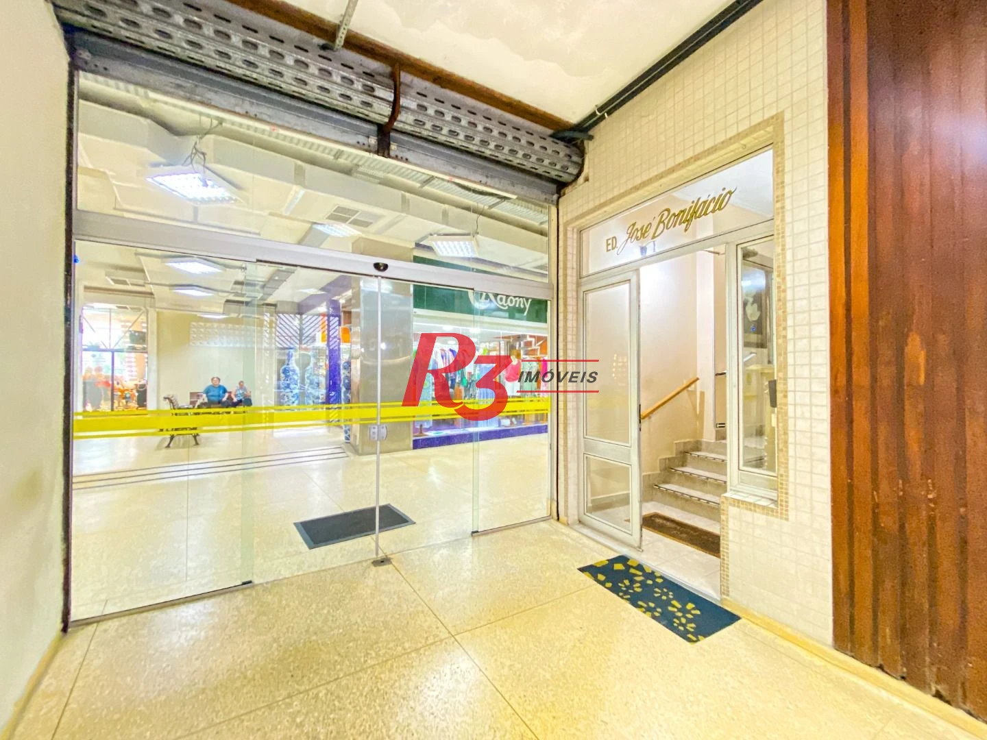 Sala coml. no centro de Santos à venda, reformada!! Oportunidade!