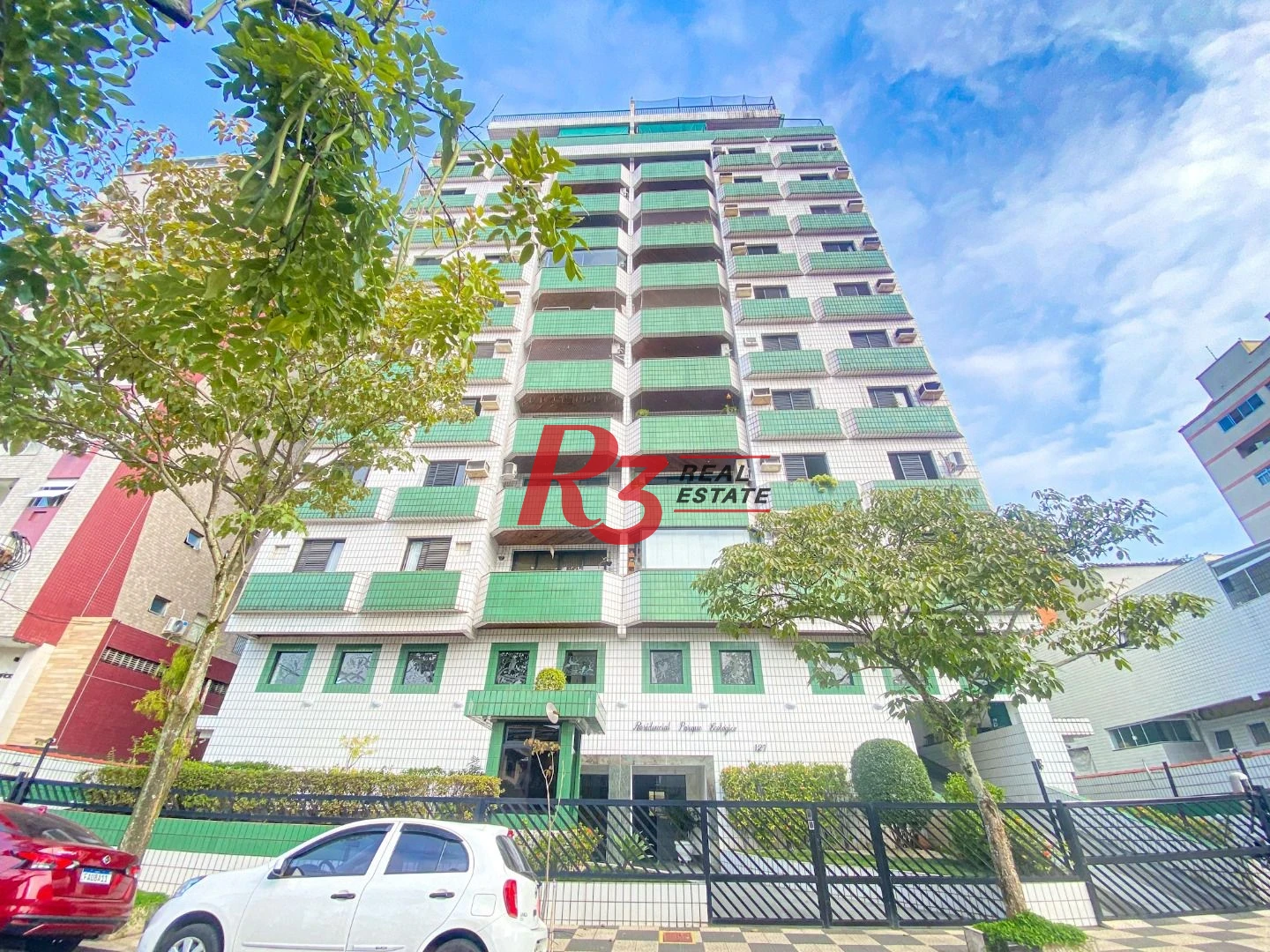 Vende-se excelente apartamento  com três dormitórios no bairro de Campo Grande, em Santos-SP