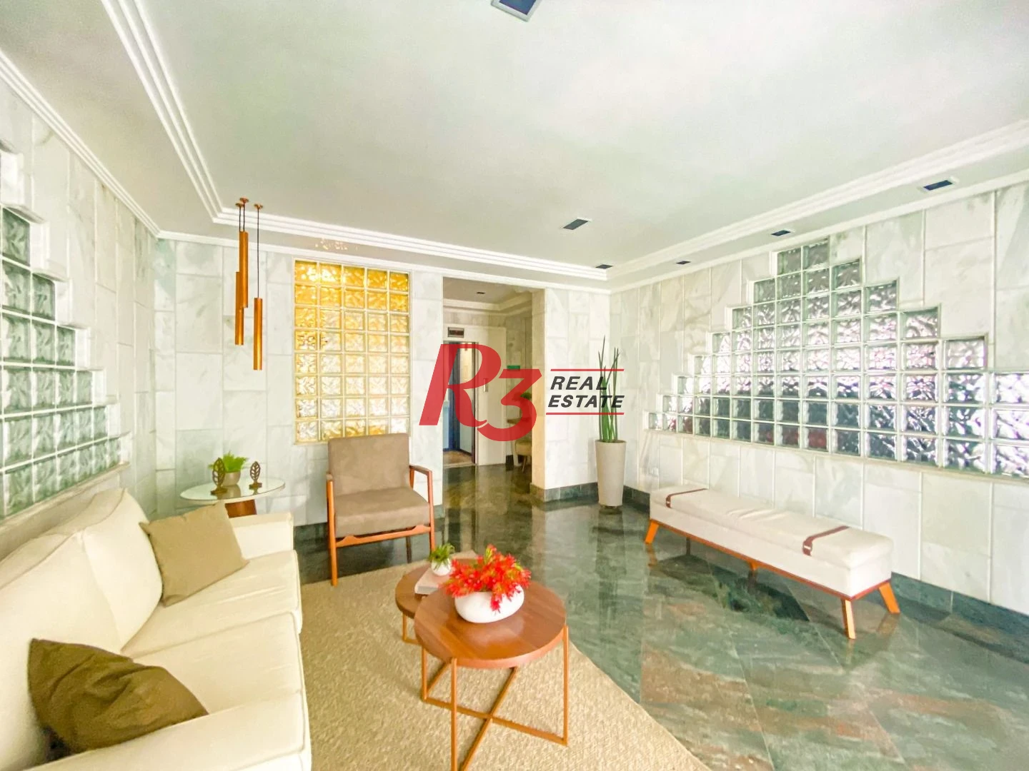 Vende-se excelente apartamento  com três dormitórios no bairro de Campo Grande, em Santos-SP