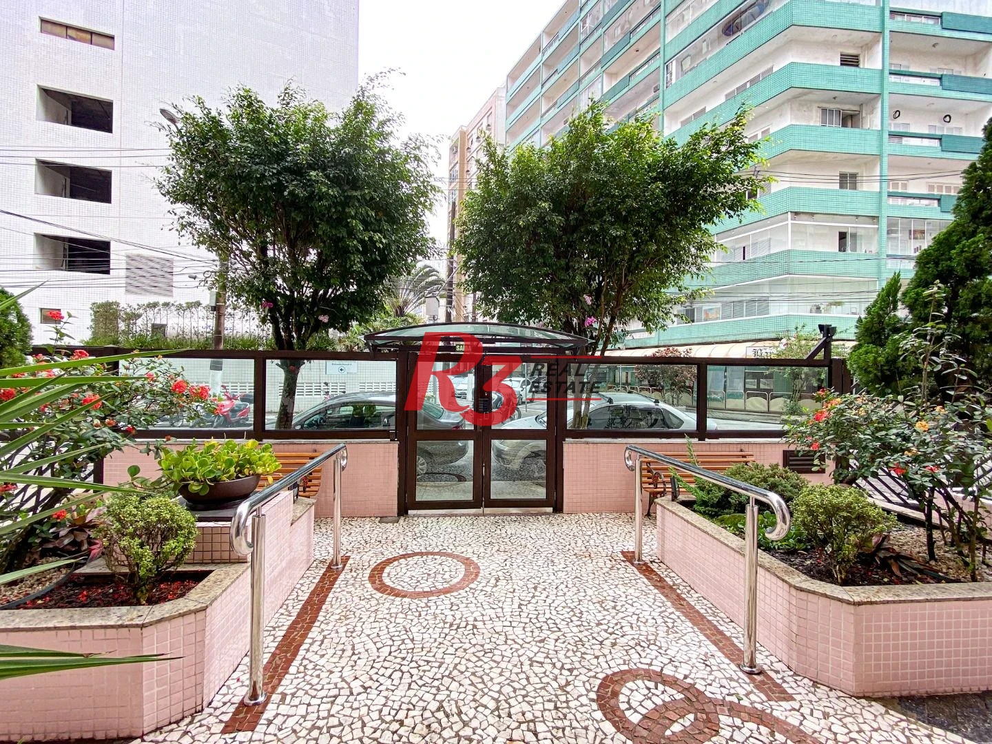 Oportunidade à venda a 1 quadra da orla do Boqueirão, em Santos, com 2 quartos, 1 com sacada, prédio com elevadores e portaria.